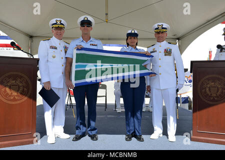 Coast Guard Vice Adm. Fred Midgette, Pazifischer Raum Commander, und Kapitän Steven Whittrock, Coast Guard Cutter Sherman's kommandierenden Offizier, stand mit Sherman Crewmitglieder nach midgette das Schermesser mit der meritorious Unit commendation während des Sherman Stilllegung Zeremonie in Honolulu, März 29, 2018 ausgezeichnet. Sherman Crewmitglieder führten ihre endgültige Patrouille im Beringmeer und überwand einen Vielzahl von technischen Herausforderungen, ohne auch nur eine einzige operationelle Tag während der patrouille. Stockfoto