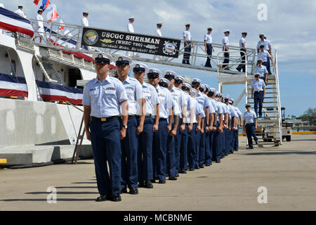 Coast Guard Cutter Sherman Crewmitglieder legen an Land während des Sherman Stilllegung Zeremonie in Honolulu, März 29, 2018. Die Sherman war der letzte noch aktive Küstenwache Kriegsschiff ein feindliches Schiff im Kampf versenkt haben, wenn die Besatzung eines Nordvietnamesischen marine Trawler während des Vietnam Krieges sank durch Brennen von acht Runden von seinen 5 "gun in 30 Sekunden. Stockfoto