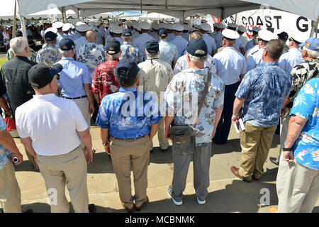 Ehemalige und aktuelle Coast Guard Cutter Sherman crewmitglieder stehen an Aufmerksamkeit während der Sherman Stilllegung Zeremonie in Honolulu, März 29, 2018. Geschätzte 4.000 Küstenwache Männer und Frauen serviert an Bord der Sherman während des Werkzeugs fast 50-jährigen Karriere. Stockfoto