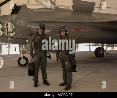 Der kommandierende Offizier der Marine Fighter Attack Squadron 122 (VMFA-122), Oberstleutnant John S. Preis und Maintenance Officer des VMFA-122, Maj. Christopher J. Kelly posieren für ein Foto nach Durchführung der ersten VMFA-122 Flugbetrieb in einem F-35 B Blitz ll bei Marine Corps Air Station (WAB) Yuma, Ariz., 29. März 2018. VMFA-122 durchgeführt, um den Flugbetrieb zum ersten Mal als F-35 Squadron. Stockfoto