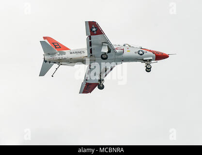 Atlantischer Ozean (29. März 2018) ein T-45C Goshawk, angeschlossen an Training Air Wing (TW) 2, fliegt über den Flugzeugträger USS George H.W. Bush (CVN 77). Das Schiff ist im Gange, die Erhaltung übungen Träger bereit zu halten. Stockfoto