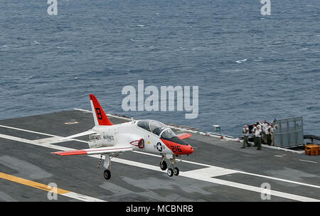 Atlantischer Ozean (29. März 2018) einen T-45 C Goshawk, Ausbildung Air Wing (TW) 2, landet an Bord der Flugzeugträger USS George H.W. befestigt Bush (CVN 77). Das Schiff ist im Gange, die Erhaltung übungen Träger bereit zu halten. Stockfoto