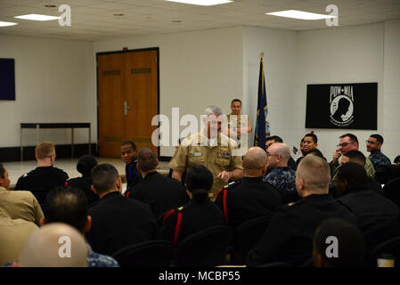 GREAT LAKES, Kranke (30. März 2018) Cmdr. Ed Callahan, Limited Duty Officer (LDO)/Chief Warrant Officer (CWO) Community Manager im Büro der Marineangehörigen, angesprochen Über 100 Segler aus allen Bereich Befehle markieren Chancen in der Karriere Fortschritte innerhalb der LDO/CWO Gemeinschaft am 30. März. Oberfläche Kriegsführung Offiziersschule Einheit der Großen Seen Gastgeber der Veranstaltung, diskutierten Voraussetzungen, Mentoren, Bewerbungsverfahren und Auswahl der Verfahren. Stockfoto