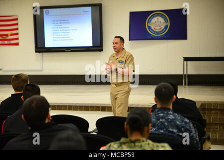 GREAT LAKES, Kranke (30. März 2018) Chief Warrant Officer (CWO) Hector Sandoval, CWO Community Manager im Büro der Marineangehörigen, angesprochen Über 100 Segler aus allen Bereich Befehle markieren Chancen in der Karriere Fortschritte innerhalb des begrenzten Duty Officer/CWO Gemeinschaft am 30. März. Oberfläche Kriegsführung Offiziersschule Einheit der Großen Seen Gastgeber der Veranstaltung, diskutierten Voraussetzungen, Mentoren, Bewerbungsverfahren und Auswahl der Verfahren. Stockfoto