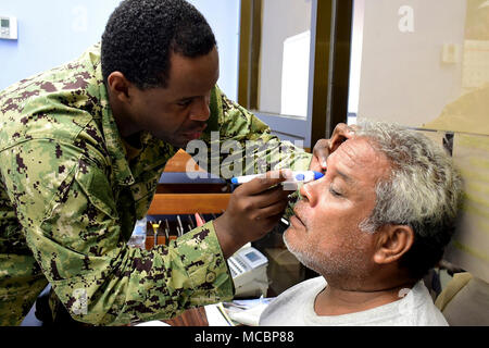 YAP, Föderierte Staaten von Mikronesien (30 März 2018) Krankenhaus Corpsman 2. Klasse Abokar Mohamed übt ein optometrie Prüfung während einer Gesundheit Messe am Yap Memorial Hospital teilnehmenden Während der Pacific Partnership 2018 (PP18) Mission stop Yap, März 30. PP18's Mission ist es, gemeinsam mit Gastgeber und Partner Nationen zu arbeiten regionaler Interoperabilität und Disaster Response Funktionen, erhöhen die Stabilität und Sicherheit in der Region zu stärken, und neue und dauerhafte Freundschaften in der gesamten indopazifischen Region fördern. Pazifische Partnerschaft, der nun in seinem 13. Iteration, ist die größte jährliche Multi Stockfoto