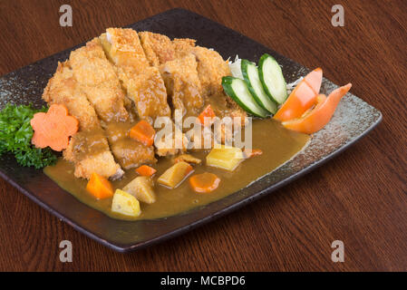 Japanische Küche. Fried Chicken Curry auf dem Hintergrund Stockfoto