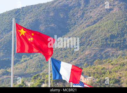 Flagge, Chinesisch, Französisch, Amerikanisch, Fahne in einem lebhaften Brise gegen einen strahlend blauen Himmel im Sommer Hintergrund. Stockfoto