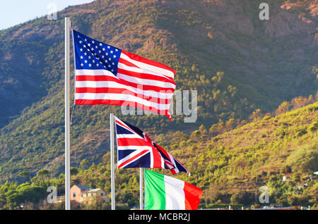 Flaggen aller Nationen der Welt fliegen in Blau sonnigen Himmel Hintergrund, Staatsangehörige Fahne wehende Wind Hintergrund. Stockfoto