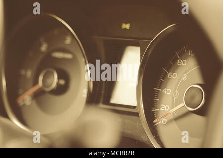 Instrumententafel der modernen Auto, ein Foto von einer Geschwindigkeitsanzeige, Detail von einem Drehzahlmesser in einem Auto. Vintage Ton Stil. Stockfoto