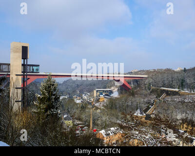 Pfaffenthal mit Lift und Brücke Grand Duchesse Charlotte, der Stadt Luxemburg, Europa Stockfoto