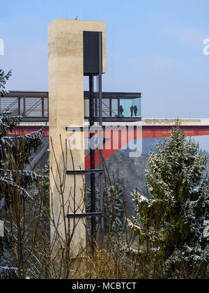 Pfaffenthal mit Lift und Brücke Grand Duchesse Charlotte, der Stadt Luxemburg, Europa Stockfoto