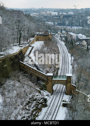 Pfaffenthal von der Brücke Grand duchesse Charlotte, der Stadt Luxemburg, Europa Stockfoto