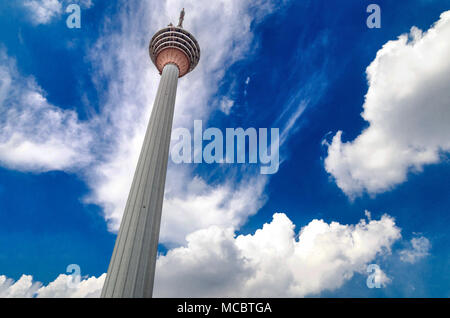 KUALA LUMPUR - 10. Mai: Kuala Lumpur Tower (Menara) am 18. Mai 2013 in Kuala Lumpur, Malaysia. Der Turm erreicht 421 m, die derzeit macht es die se Stockfoto