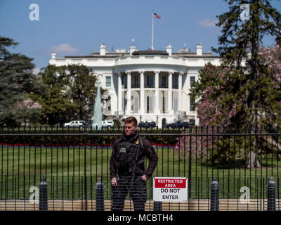 Secret Service Agent, der das Weiße Haus in Wahsington DC. Stockfoto