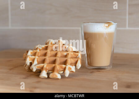 Glas Tassen multilayer Kaffee mit Mini stroopwafel, syrupwaffles Cookies auf hellgrauem Hintergrund mit Kopie Raum. Waffel cookies Stockfoto