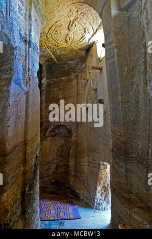 Rock Korridor in der orthodoxen Felsen gehauene Kirche Medhane Alem, Tigray Region, Äthiopien Stockfoto