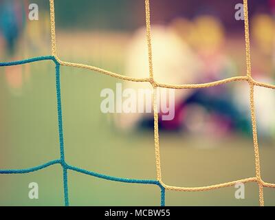 Fußball-Training. Gekreuzt Fußball Netze Fußball-Fußball im Ziel net mit Gras auf Spielplatz im Hintergrund. Stockfoto