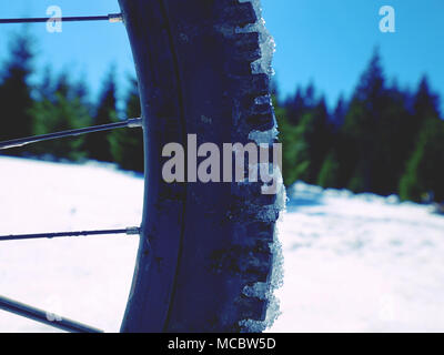 Vorderrad von Mountainbike im Schnee blockiert. Schnee reiten ist Extremsport. Sonnigen Wintertag in schneebedeckten Feld Stockfoto