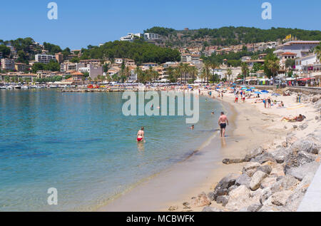 Die Menschen genießen den Strand An einem warmen Sommertag in Port de Soller, Mallorca, Spanien Stockfoto