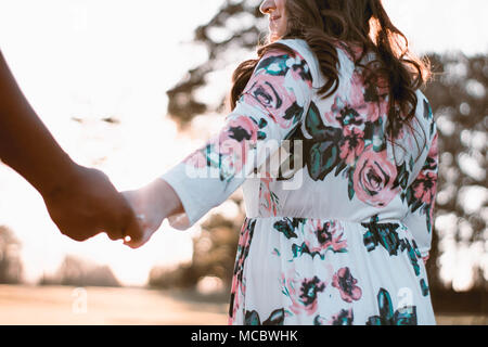 Eine einsame Löwenzahn weht im Wind und Tänze in der Sonne. Stockfoto