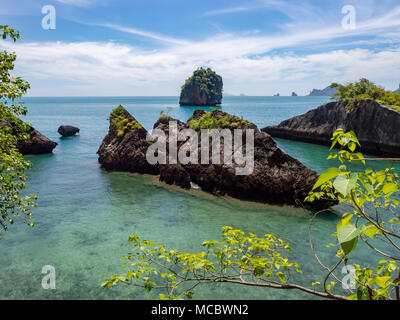 Bucht mit kristallklarem Wasser in der Nähe von Railay Beach in Krabi, Thailand Stockfoto