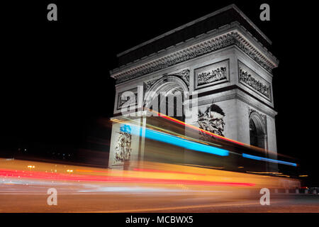 Paris Arc de Triomphe (Triumphbogen) in der Nacht, Frankreich Stockfoto