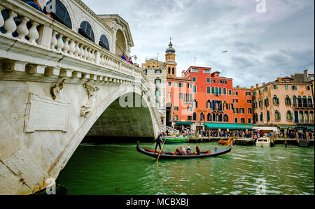 Gondel vorbei unter der Rialtobrücke (Ponte di Rialto) am Grand Canal in Venedig, Italien Stockfoto