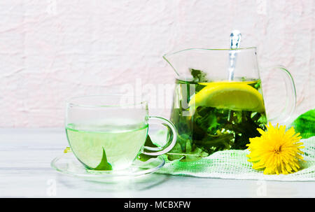 Löwenzahn Kräutertee und frische Blumen auf dem Tisch Stockfoto