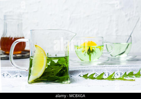 Löwenzahn Kräutertee und frische Blumen auf dem Tisch Stockfoto