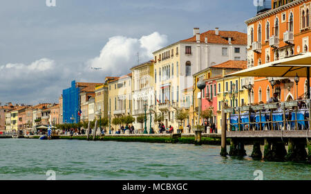 Gebäude entlang der Canal Grande in Venedig Italien Stockfoto