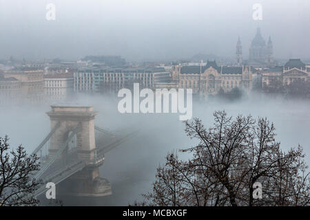 Die Kettenbrücke, Gresham Palace und die St.-Stephans-Basilika auf nebligen Wintertag in Budapest Stockfoto