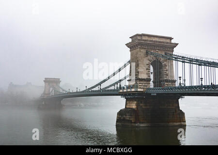 Die Kettenbrücke in Budapest an einem nebligen Wintertag Stockfoto