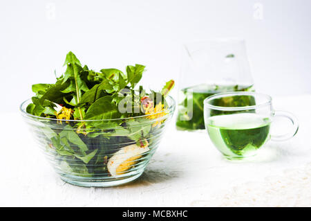 Löwenzahn Salat in eine Schüssel und Kräutertee Stockfoto