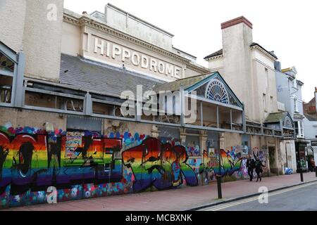 Graffiti an den Wänden der aufgegebenen Hippodrom Gebäude in Brighton. 15. April 2018. Stockfoto