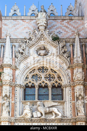 Porta della Carta - ein Fragment des vorderen Tor der Palast des Dogen, die ihn binden in die Basilika von San Marco. Venedig. Italien Stockfoto