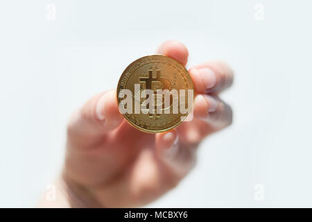 Golden bitcoin Münze in der Hand Nahaufnahme Stockfoto