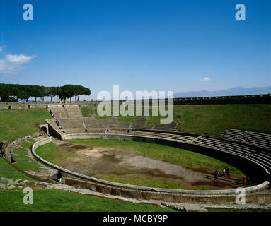 Italien. Pompeji. Das Amphitheater. Es wurde um 80 v. Chr. erbaut. Cavea. Panoramablick. Stockfoto