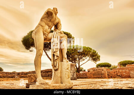 Archäologische Ausgrabungen von Ostia Antica: Die Statue des Cartilius Poplicola im Tempel des Herkules in Rom - Italien Stockfoto