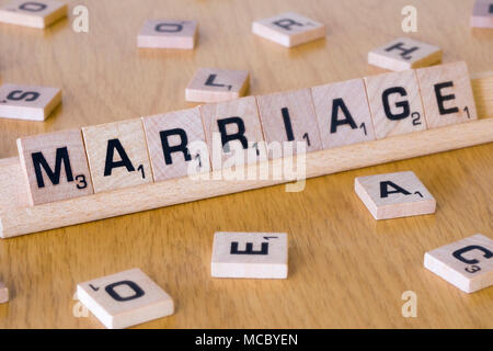 Scrabble Briefe aus Rechtschreibung das Wort Ehe Stockfoto