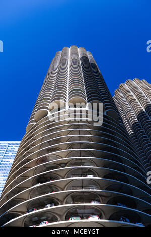 CHICAGO, IL, USA - 8. November 2017: Abstract Schuß von Chicago Marina City Maiskolben mit blauen Himmel im Hintergrund, 70 s Architektur, Chicago, Illino Stockfoto