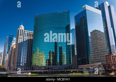 CHICAGO, IL, USA - 8. November 2017: Chicago Skyline West Wacker Drive wie vom Fluss Kreuzfahrt gesehen. Nuveen Gebäude. Stockfoto