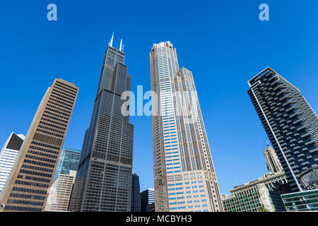 CHICAGO, IL, USA - 8. November 2017: Wide Angle Shot verschiedener Chicago Wolkenkratzer einschließlich der Willis Tower (Sears Tower) Stockfoto
