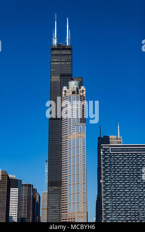 CHICAGO, IL, USA - 8. November 2017: Wide Angle Shot verschiedener Chicago Wolkenkratzer einschließlich der Willis Tower (Sears Tower) Stockfoto