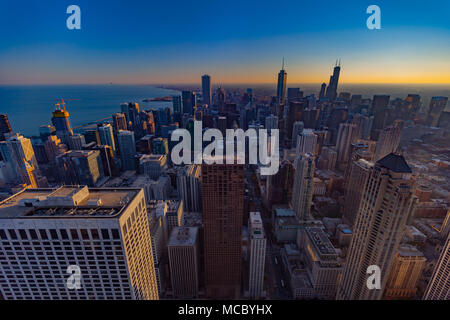 Chicago Skyline Luftbild Wolkenkratzern am Strand, Sonnenuntergang. Stockfoto