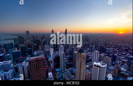 Chicago Skyline Luftbild Wolkenkratzern am Strand, Sonnenuntergang. Stockfoto