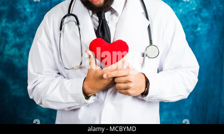 Arzt hält ein rotes Herz toy Nahaufnahme Stockfoto