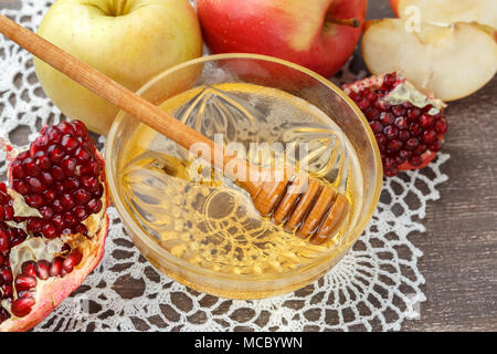 Rosch Haschana, dem jüdischen Neujahr Konzept. Honig, Apfel und Granatapfel auf hölzernen Tisch Stockfoto