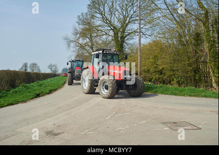 Alte und Oldtimer Traktoren auf einer Kundgebung in der East Yorkshire Wolds, England, UK. Stockfoto