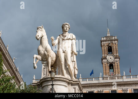 Weißer Marmor Skulptur von Castor und Pferd gegen bewölkter Himmel am Eingang der Piazza del Campidoglio, von Treppe Cordonata, dem Kapitol Stockfoto