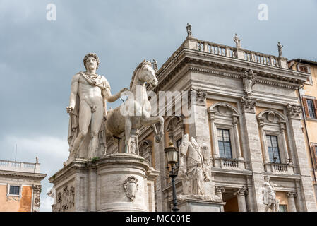 Skulptur von Pollux und Pferd am Eingang der Piazza del Campidoglio auf dem Kapitol in Rom, bis gegen bewölkten Himmel mit weichem Licht, keine Menschen Stockfoto